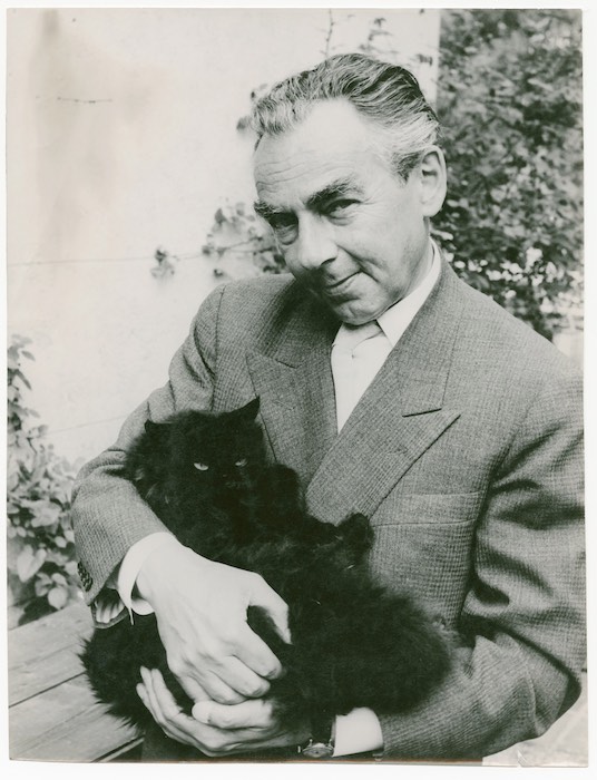 Axel Arens, Erich Kästner mit Katze, 1960er-Jahre, © Deutsches Literaturarchiv Marbach, Foto: Axel Arens