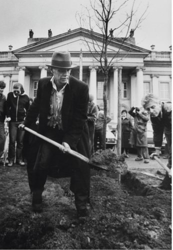 Joseph Beuys, Aktion 7000 Eichen, documenta 7, 1982 © documenta archiv / Foto: Dieter Schwerdtle