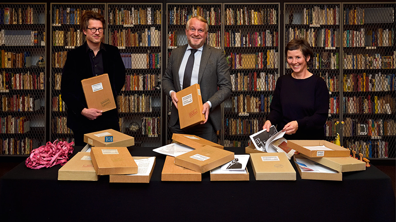 ‘Die Außenseite des Elements‘: Übergabe an das Lyrik Kabinett, Foto © Volker Derlath