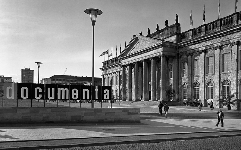 Museum Fridericianum mit Schriftzug der ersten documenta (1955); © documenta archiv (Dauerleihgabe der Stadt Kassel) / Foto: Günther Becker; S. 37