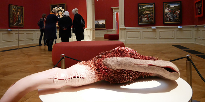 Blick in die Ausstellung, im Vordergrund: Christiane Haase, ohne Titel, Foto:  Stiftung Schloss Friedenstein Gotha