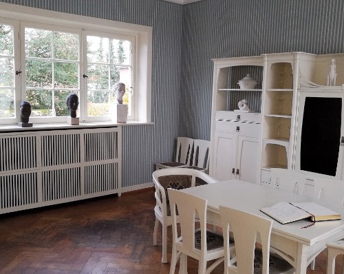 Blick in das Speisezimmer mit von Richard Dehmel selbst entworfenen Möbeln, Foto: Franz Fechner, Bonn