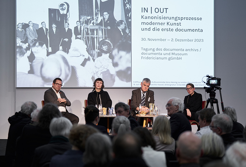 Podium auf der Tagung „IN | OUT“ mit Reinhard Spieler, Annette Tietenberg, Christian Fuhrmeister und Birgitta Coers, 2023 (v.l.n.r.);: © documenta archiv / Foto: Nicolas Wefers