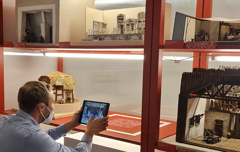 Julien Letellier von der HTW mit der 3-D-Darstellung eines Bühnenbildes, Foto: Anette Handke