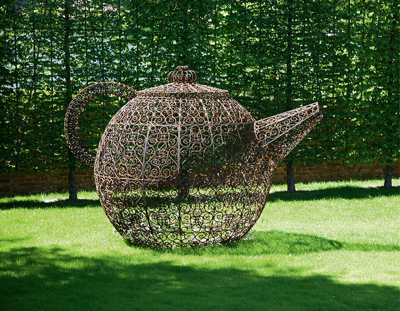 Joana Vasconcelos, Ostfriesland, 2017, Schmiedeeisen, Jasminpflanzen, 230 x 330 x 224 cm, Foto: Mit freundlicher Genehmigung von Galerie Scheffel, Bad Homburg 