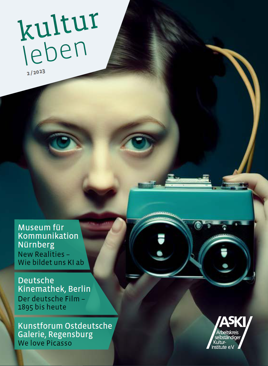 Titelbild kultur leben 2/23: Key Visual der Ausstellung ‘New Realities – Wie bildet uns Künstliche Intelligenz ab?‘, Foto: © KI-generiert; Idee/Prompt/ Bearbeitung: Maren Burghard für das MKN