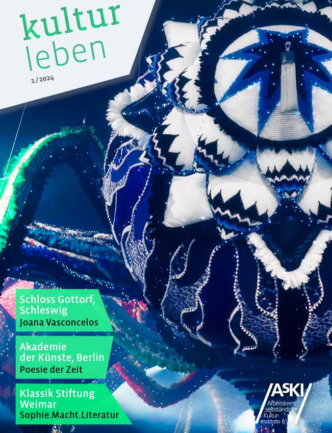 Titelbild kultur leben 1/24: Joana Vasconcelos, Valkyrie Miss Dior 2023, Handgefertigte Wollhäkelarbeiten, Textilien, Ornamente, aufblasbare Komponenten, Ventilatoren, Transformator, Stahlseile Foto: © Lionel Balteiro