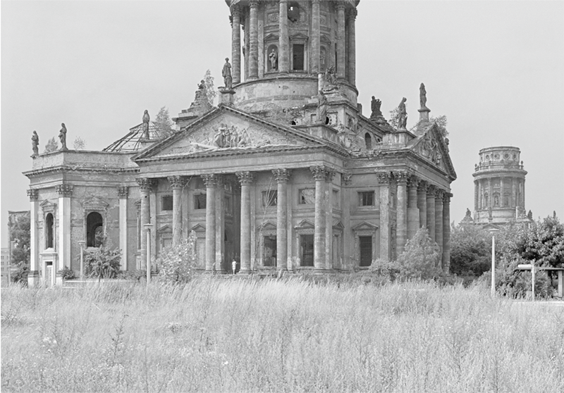  Michael Ruetz: aus Timescape 1077, 1077.0 April 11 1966 11:40 h; 1077.1 April 11 2002 11:40 h, Gendarmenmarkt, Berlin-Mitte; Copyright: Michael Ruetz