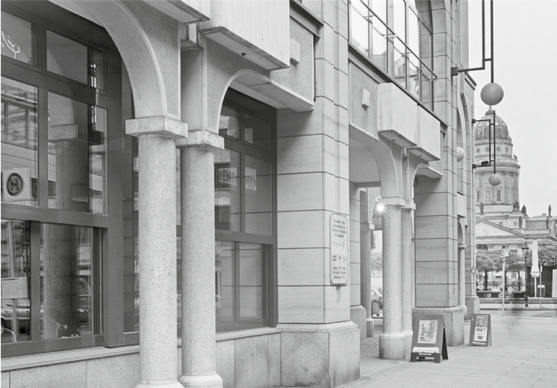 Michael Ruetz: aus Timescape 1077, 1077.0 April 11 1966 11:40 h; 1077.1 April 11 2002 11:40 h, Gendarmenmarkt, Berlin-Mitte; Copyright: Michael Ruetz