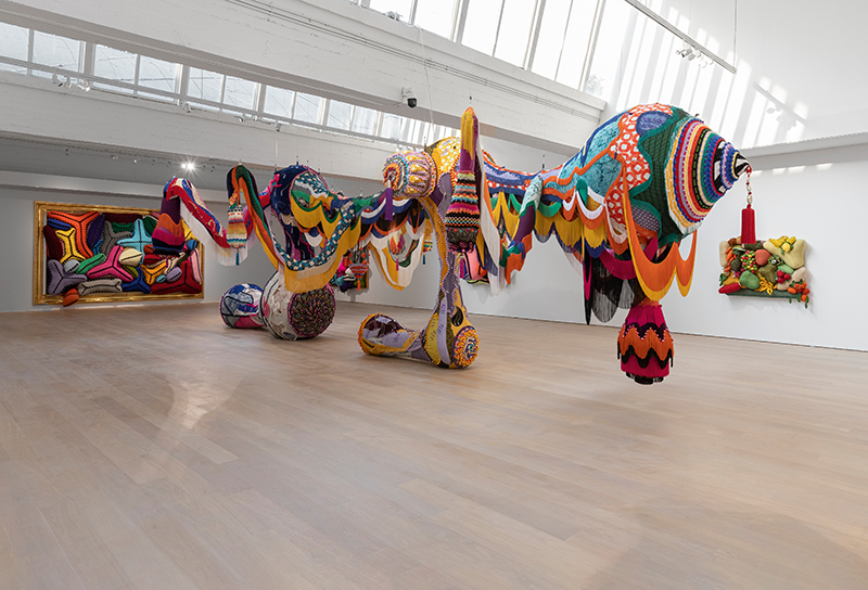 Joana Vasconcelos, Valkyrie Marina Rinaldi, 2014, Handgefertigte Wollhäkelarbeiten, Textilien, Ornamente, aufblasbare Komponenten, Ventilatoren, Transformator, Stahlseile, 405 x 480 x 1244 cm, Werk mkt Unterstützung von der Designmarke Marina Rinaldi hergestellt, Foto: Tang Contemporary Art