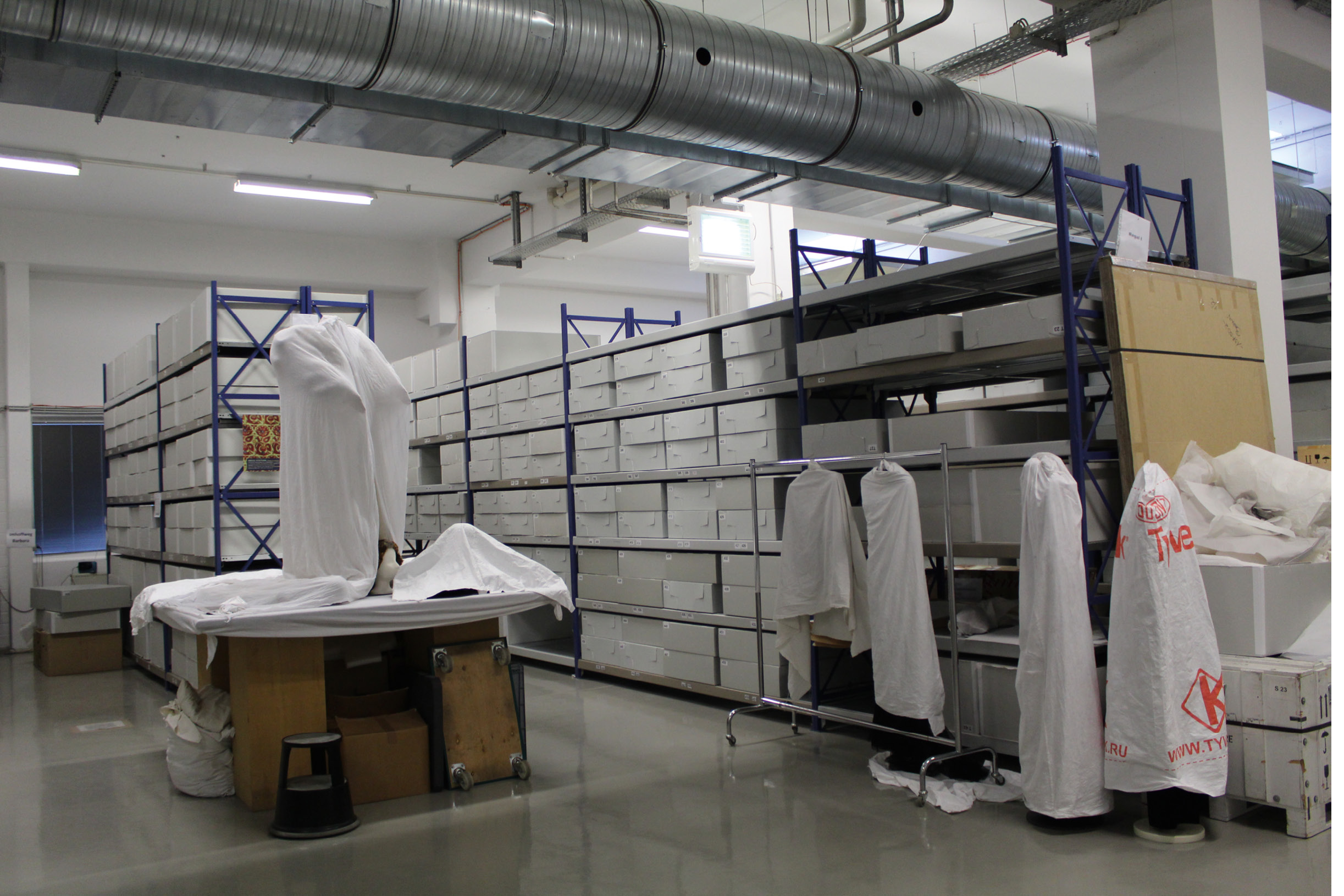 Blick in das Textilarchiv der Deutschen Kinemathek Berlin