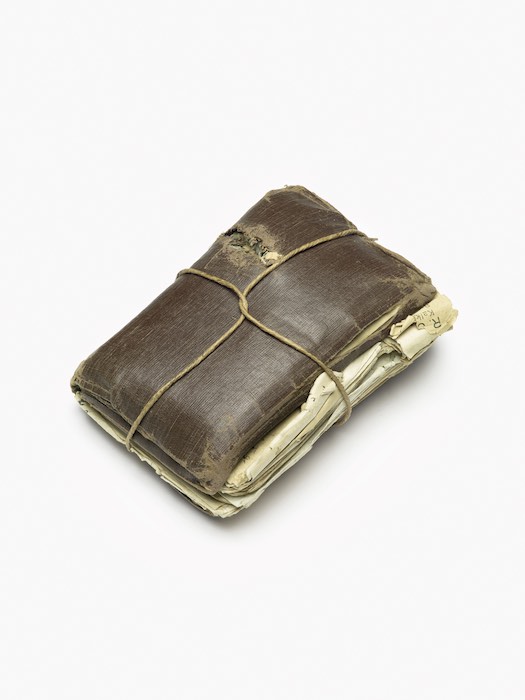 Geschenk an die Sammlung: Brieftasche mit Einschussöffnung und Feldpostbriefen aus dem Besitz des Soldaten Hans Schröder, 1915-18, Foto:  Museumsstiftung Post und Telekommunikation