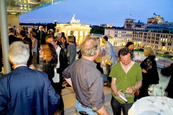 Festveranstaltung des AsKI in der Akademie der Künste am 30.5.2017, Empfang auf der dachterrasse, Foto: Ekko von Schwichow, Berlin