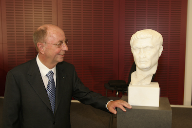 Berthold Leibinger mit der Kopie des Marmorkopfes des Gaius Cilnius Maecenas Foto: Ekko von Schwichow, Berlin 