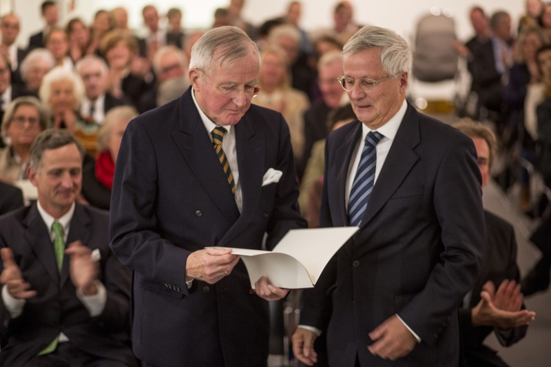 Hermann-Hinrich Reemtsma (links) erhält die Maecenas-Urkunde aus den Händen von Dr. Wolfgang Trautwein, Foto: Andreas Weiss, Hamburg