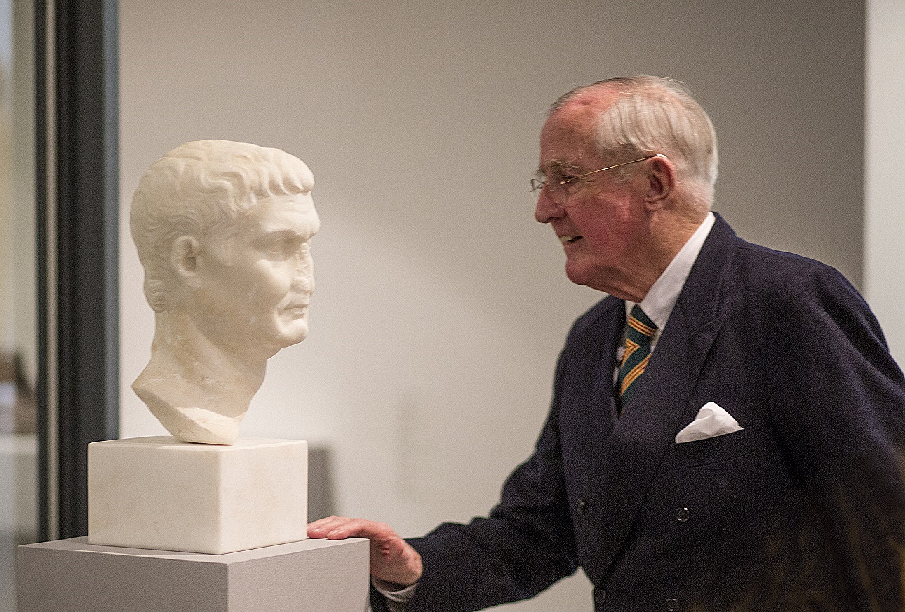 Hermann-Hinrich Reemtsma vor dem Bildnis-Kopf des Maecenas, Foto: Andreas Weiss, Hamburg