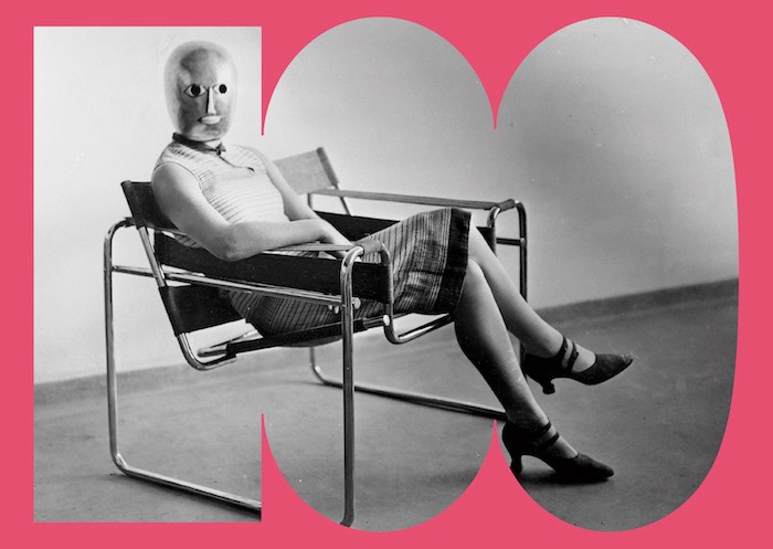 Sitzende mit Bühnenmaske von Oskar Schlemmer im Stahlrohrsessel von Marcel Breuer, Foto:  Erich Consemüller, um 1926, Bauhaus-Archiv Berlin © Dr. Stephan Consemüller, als Collage anlässlich 100 Jahre Bauhaus 2019