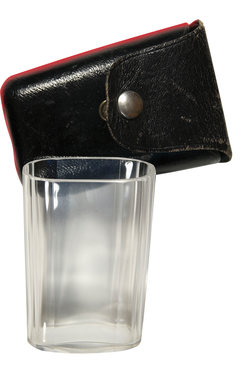 Reisewasserglas, um 1870, Glas, Leder, Messing; © Nationalarchiv der Richard-Wagner-Stiftung Bayreuth