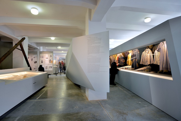   Krieg und Verbrechen; links: transportabler Galgen aus dem KZ Buchenwald,  rechts: Realienkabinett „Depersonalisierung und Uniformierung“, Foto: Claus Bach, Sammlung Gedenkstätte Buchenwald