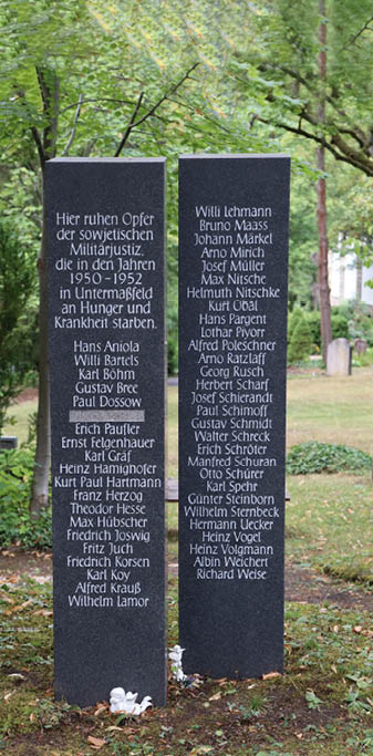 Gedenkstelen für die überstellten Häftlinge des Speziallagers Sachsenhausen, die in der Haftanstalt Untermaßfeld verstarben. Parkfriedhof Meiningen, August 2020. An der ausgefrästen Stelle stand bis 2016 der Name des KZ-Kommandoführers Josef Ebenhöh; Foto: Gedenkstätte Buchenwald