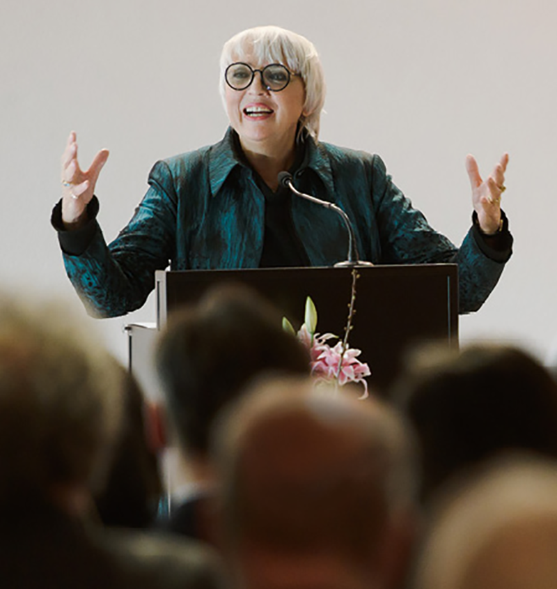 Kulturstaats­minsterin Claudia Roth bei ihrem Grußwort im Bauhaus Museum Weimar, Foto Candy Welz, Weimar