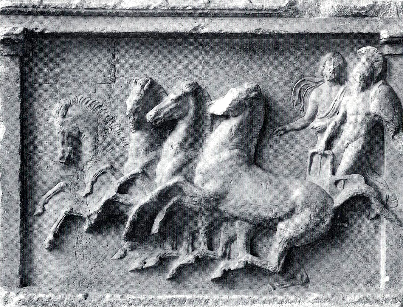 Weihrelief für einen Wagensieg, Marmor; gefunden 1835 bei der Skala Oropou, attisch, Anfang 4. Jh. v. Chr., © Antikensammlung der Staatlichen Museen Preußischer Kulturbesitz, Berlin