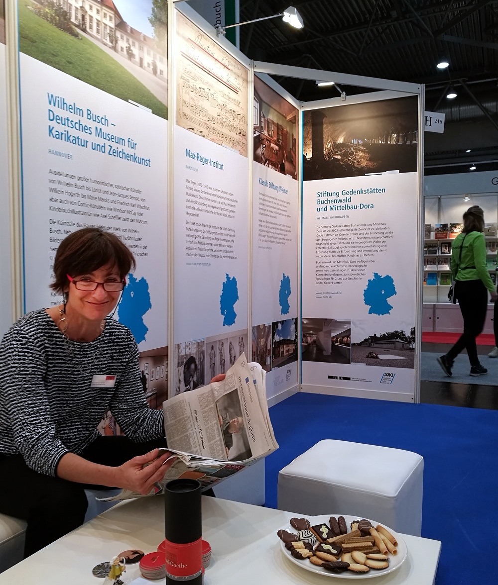 Dorothee Hock am AsKI Messestand, Leipziger Buchmesse 2017, Foto: Franz Fechner