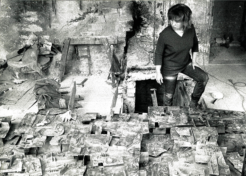 E.R. Nele 1966 bei der Arbeit am Wandrelief für das Intercontinental Hotel in Frankfurt am Main © E.R. Nele, Foto: Rudolf Dietrich, München 