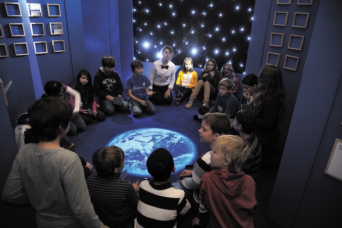 Im letzten Ausstellungsraum diskutiert eine Moderatorin mit einer Kindergruppe über deren Eindrücke, Foto: © Michael Lindner und FEZ-Berlin