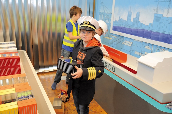 Im Containerhafen, Foto: © Michael Lindner und FEZ-Berlin