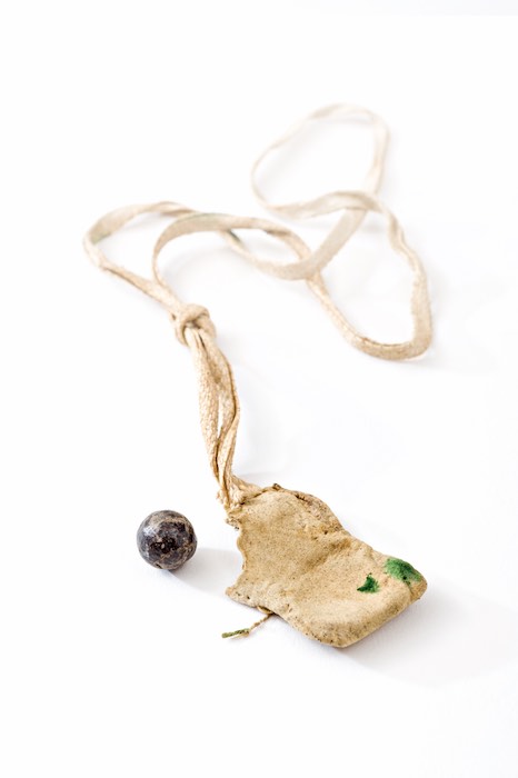 ‘Vom Teufel geweihte‘ Freikugel, die mit Sicherheit trifft, Bleikugel in einem Lederbeutel, 19. Jh., Benediktinerstift  St. Lambrecht, Foto: Museum für Sepulkralkultur, Kassel