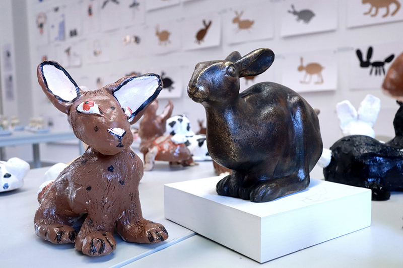 Arbeiten aus dem Kinder- und Jugendatelier Roter Hahn zur Ausstellung "Das Kapital. Alles Marcksist*innen!": Hasen, 2022/2023, Ton und Gerhard Marcks, Hase, 1964, Bronze, © VG Bild-Kunst, Bonn 2023