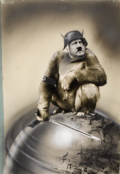 John Heartfeld, Originalmontage für den Gedichtband ‘Und sie bewegt sich doch! Freie Deutsche Dichtung‘, London 1943, Foto: Akademie der Künste Berlin © The Heartfield Community of Heirs / VG Bild-Kunst, Bonn; Kunstsammlung der Akademie der Künste