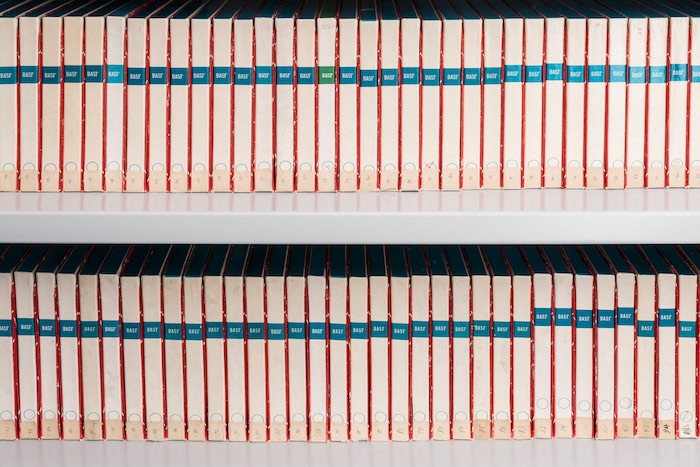 Tonbandmitschnitte des 1. Frankfurter Auschwitz Prozesses im Magazin des Hessischen Hauptstaatsarchivs Wiesbaden, Foto: Hessisches Landesarchiv – Hessisches Hauptstaatsarchiv Wiesbaden