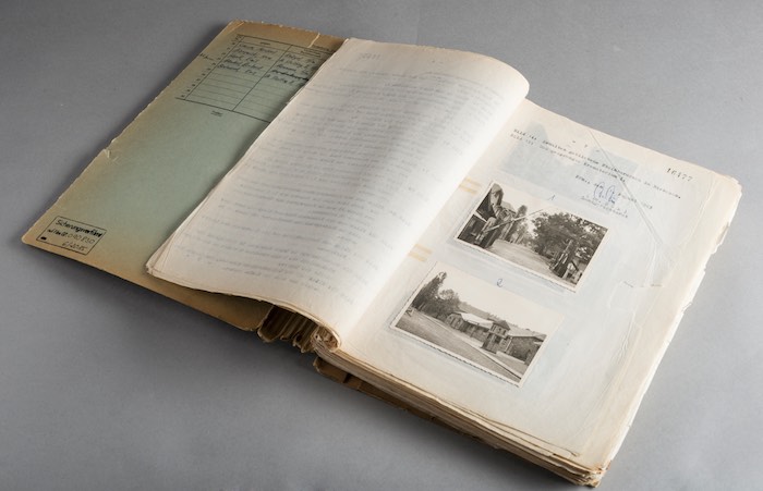 Aktenvermerk von Untersuchungsrichter Heinz Düx über seinen Besuch des ehemaligen Konzentrationslagers Auschwitz vom 26. bis 28. Juli 1963 mit selbsterstellten Fotos vom Lagergelände, Foto: Hessisches Landesarchiv – Hessisches Hauptstaatsarchiv Wiesbaden