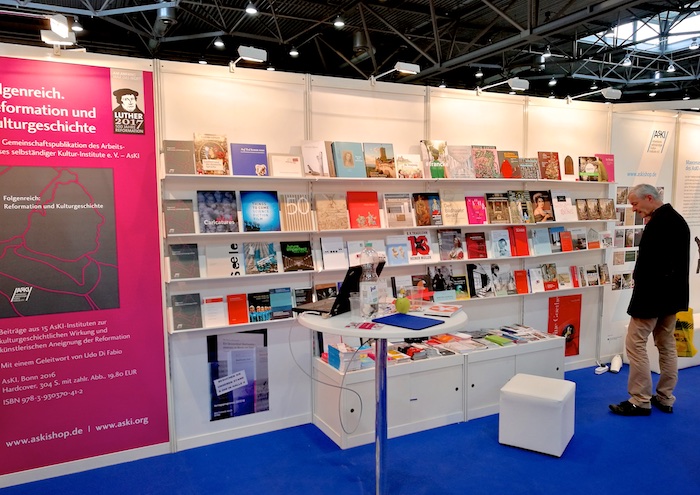 Eindrücke vom Messestand des AsKI auf der Leipziger Buchmesse 2017, Foto: Franz Fechner, Bonn