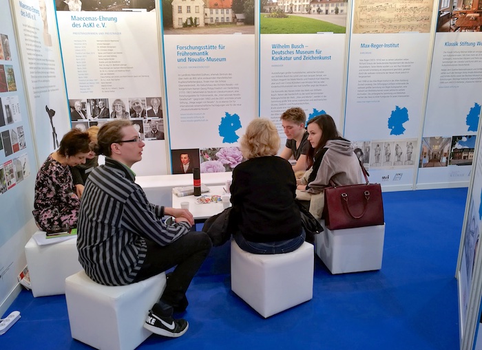 Eindrücke vom Messestand des AsKI auf der Leipziger Buchmesse 2017, Foto: Franz Fechner, Bonn