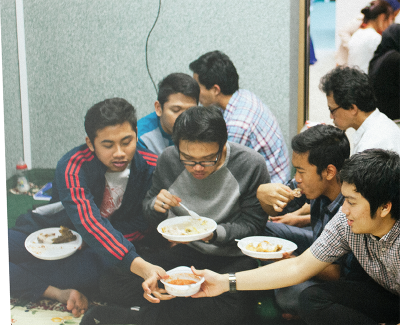 Julius Matuschik, Iftar (Fastenbrechen) bei der Gemeinde „Al Falah“, Berlin, 2019, Fotografie, © Julius Matuschik