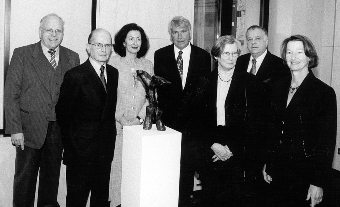 Maecenas-Ehrung 2003 des AsKI an das Ehepaar Waldtraud und Günter Braun, v.l.n.r.:) Peter-Paul Schneider; Günter Braun; Sabine Jung; Volkmar Hansen; Waldtraud Braun; Manfred Sihle-Wissel; Susanne Popp, © Foto: Ekko von Schwichow, Berlin