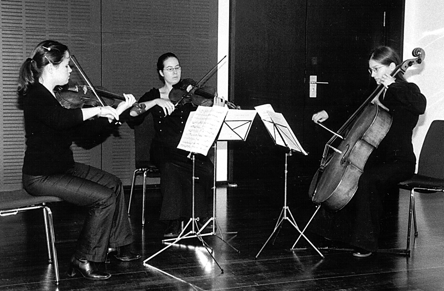 Maecenas-Ehrung 2003, Musikalisches Rahmenprogramm, Das Berg-Trio: Helena Madoka-Berg, Alina Emerich, Franziska Kraft, © Foto: Ekko von Schwichow, Berlin