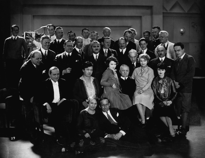 Die Produzentin Liddy Hegewald (in der Mitte mit weißem Spitzenkragen), Teamshot zum Film ‘Das Fürstenkind‘, 1927, Foto: Deutsche Kinemathek – Museum für Film und Fernsehen, Berlin, Fotoarchiv