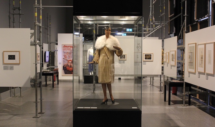 Ausstellungsansicht ‘Kino der Moderne‘ in der Bundeskunsthalle, Bereich ‘Mode‘ mit dem Kostüm von Jenny Jugo, auf historischer Schaufensterfgur Lulu, 1928, welches auch in Berlin zu sehen ist, Foto: Georg Simbeni © Deutsche Kinemathek – Museum für Film und Fernsehen, Berlin
