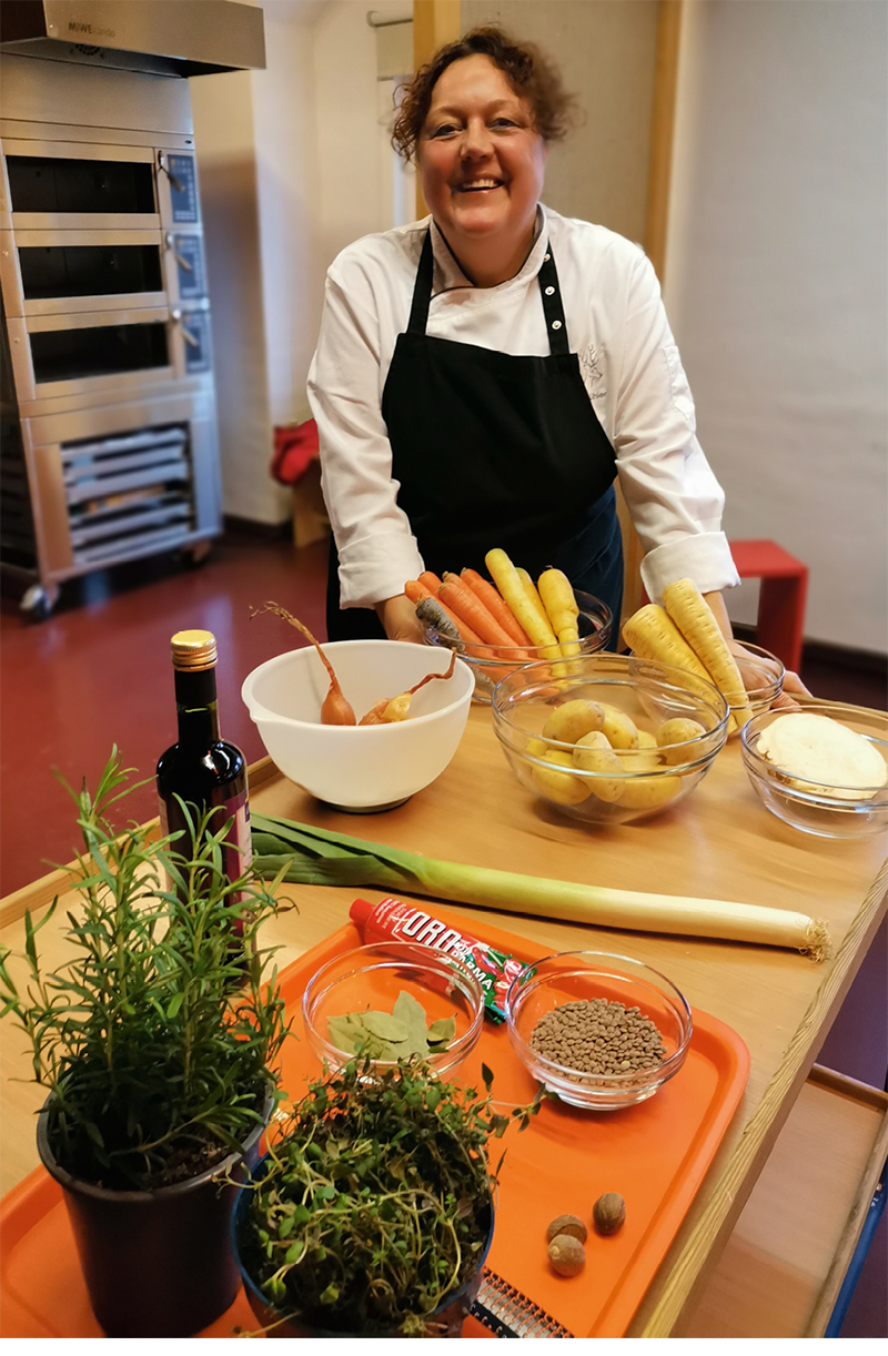 Die Köchin mit vorbereiteten Lebensmitteln für die Kinder aus Regglisweiler; Foto: Museum Brot und Kunst