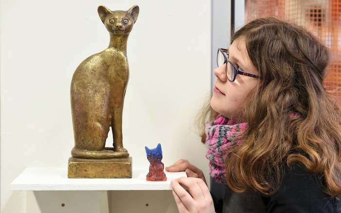 Naina Pfalzgraf, 10 Jahre, mit der tragendenden sitzenden Katze von Gerhard Marcks, 1965, Bronze, © VG Bildkunst, Bonn 2018 / Gerhard-Marcks-Haus, Bremen