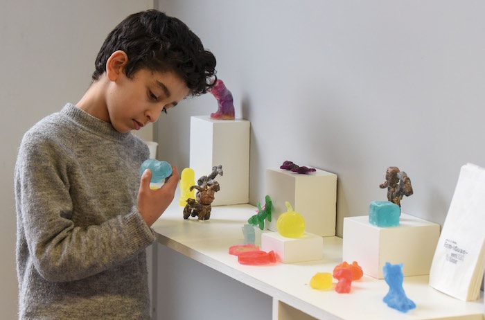 Fathi El Raeid, 8 Jahre mit einer Auswahl der Schülerarbeiten, © VG Bildkunst, Bonn 2018 / Gerhard-Marcks-Haus, Bremen