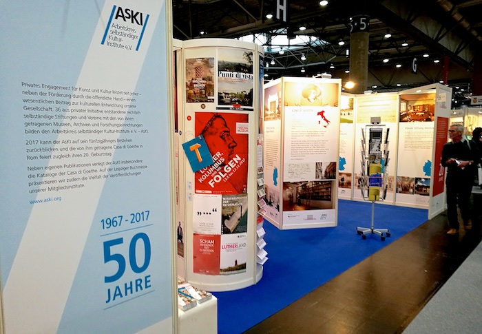 Eindrücke vom Messestand des AsKI auf der Leipziger Buchmesse 2017, Foto: Franz Fechner, Bonn