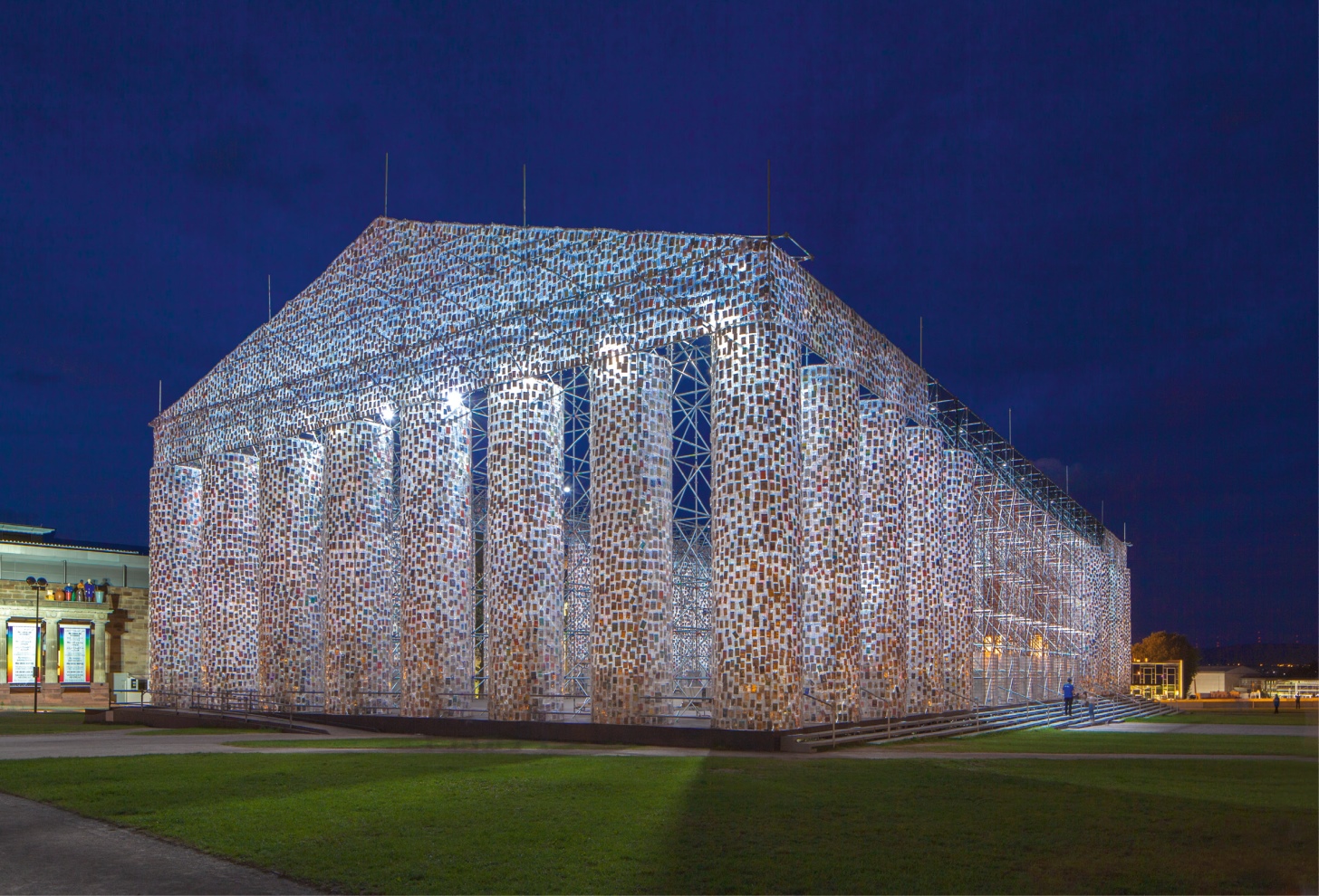 Ausstellungsansicht mit Werken von Hans Haacke und Marta Minujín, documenta 14, 2017, © documenta archiv / Foto: Monika Nikolic