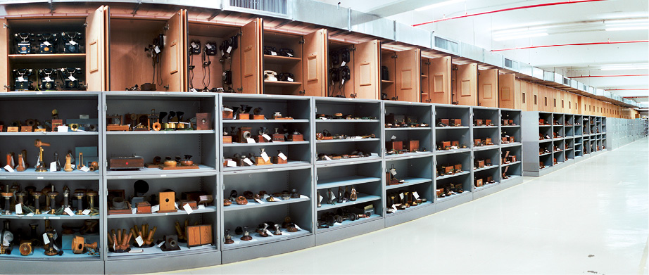 Telefonapparate im Depot Heusenstamm des Museums für Kommunikation Frankfurt, © Bert Bostelmann MSPT / Museum für Kommunikation Frankfurt 