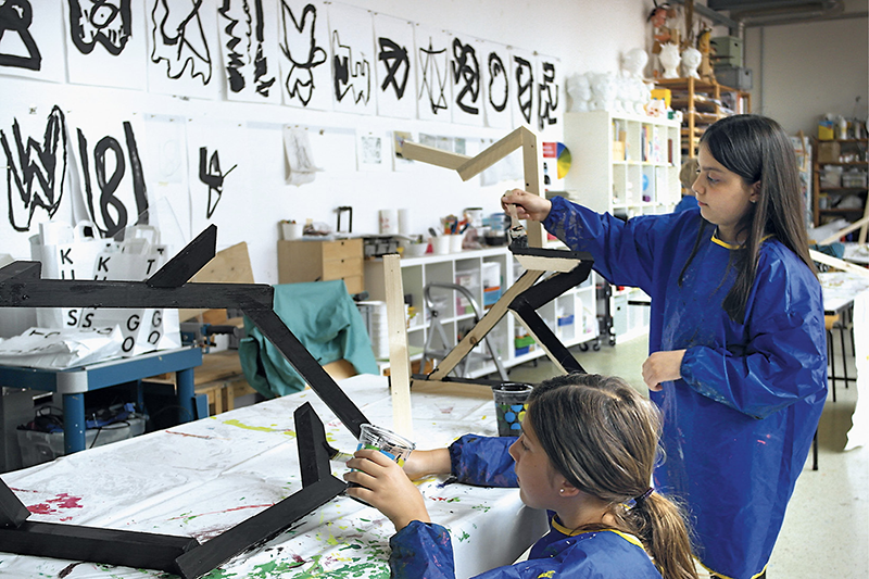 Gröpelinger Kinder arbeiten im Kinderkunstatelier Roter Hahn zur Ausstellung 