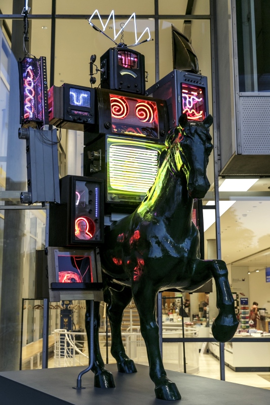 Die Nachschöpfung des Pre Bell Man leuchtet bei Nacht, © Museum für Kommunikation Frankfurt